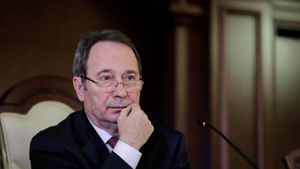 Valer Dorneanu îl critică pe șeful DNA și îi transmite că misiunea procurorilor anticorupție este să aplice deciziile Curții Constituționale, nu să le comenteze / Reacția șefului CCR vine după ce DNA a transmis că a trebuit să închidă 800 de dosare penale după dezincriminarea de către Curte a abuzului în serviciu