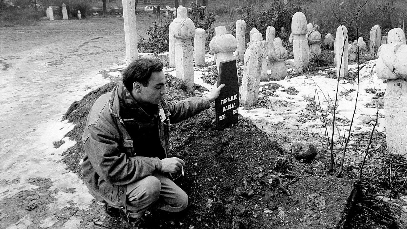 Turiștii lunetiști din Sarajevo „ucideau copii ziua, apoi petreceau noaptea” / O femeie din România ar fi ucis peste 10 oameni / Reportaj The Times despre străinii care plăteau ca să omoare oameni în timpul războiului din Bosnia