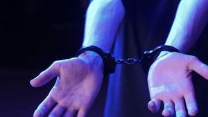 Beat, fără permis de conducere și cu mașina furată / Un brașovean s-a ales cu un dosar penal și 24 de zile de reținere, cel puțin