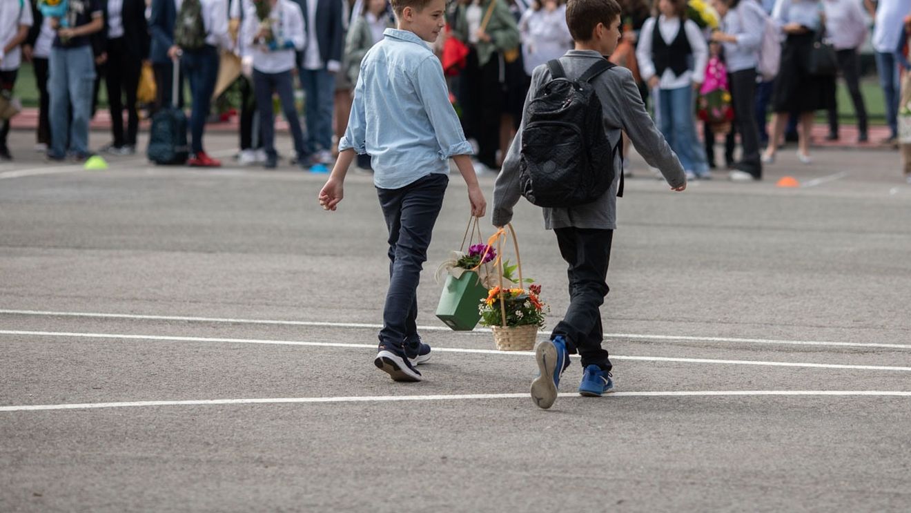 BREAKING Bursele de merit vor fi acordate indiferent de medie, pentru primii 30% dintre elevii fiecărei clase – proiect. Singura condiție este nota de la purtare / Bursa crește de la 200 la 450 de lei