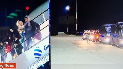 FOTO Avionul Tarom cu cele 93 de persoane, cetățeni români evacuați din Gaza, a aterizat pe Aeroportul Otopeni / O parte dintre cei evacuați nu mai au rude în România, urmând ca statul să găsească soluții pentru ei