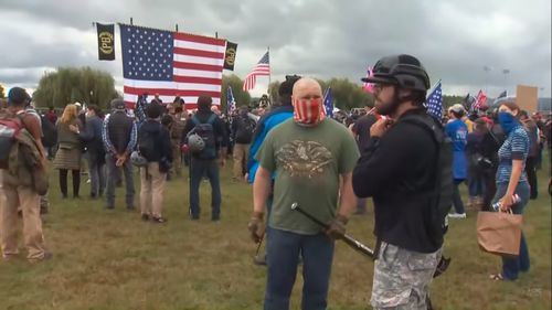 Parlamentul canadian desemnează gruparea de extremă dreaptă Proud Boys ca "entitate teroristă" și îi solicită premierului Trudeau să o interzică