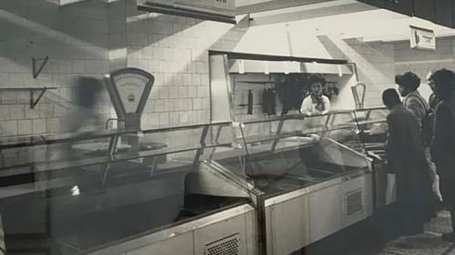 Eticheta „Refuzat la Export”: Sinistrul paradox al anilor '80, când românii flămânzeau în timp ce munți de alimente putrezeau în depozite / Untul produs la Alba Iulia pentru URSS s-a stricat în depozite