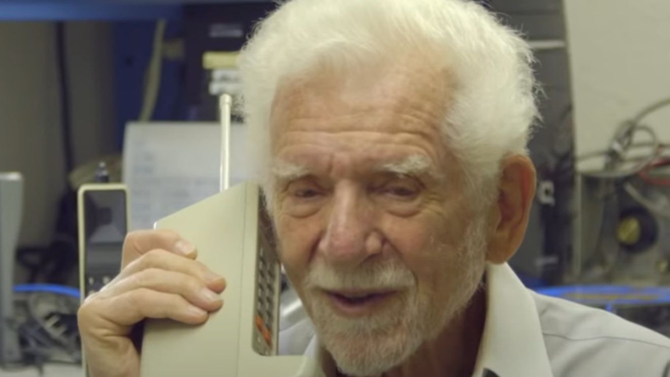 Ridicați-vă ochii din smartphone, imploră Martin Cooper, părintele telefonului mobil