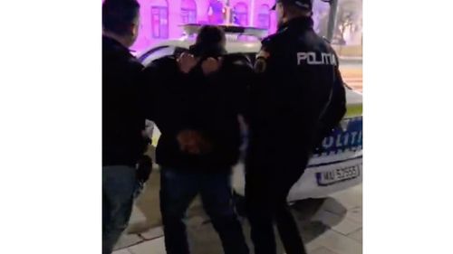 VIDEO Bărbat din Sri Lanka, reținut pentru furtul a peste 77.000 de euro /  Era angajat ca recuperator de metale vechi la o societate din Aiud / Banii i-a găsit ascunși printre lemne, în gospodăria unde a fost pus să lucreze