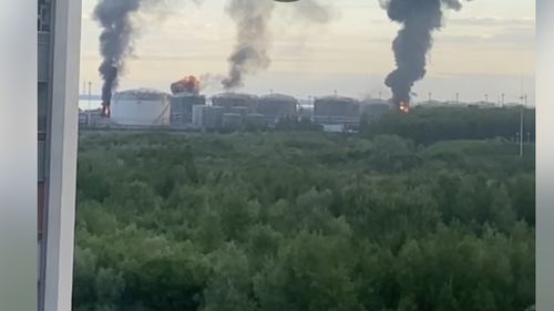 Cel mai mare terminal petrolier din Rusia a luat foc la Sankt Petersburg după un atac cu drone / Are o capacitate anuală de 12,5 milioane de tone și 21 de rezervoare de stocare a produselor petroliere