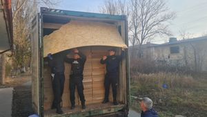UPDATE DNA a prins în flagrant mai multe persoane care voiau să introducă peste 1200 de baxuri de țigări de contrabandă prin portul Constanța / Contrabandiștii au dat 125.000 de euro unui vameș care colabora cu DNA