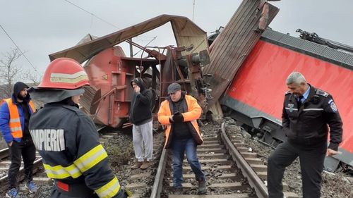 Traficul feroviar de călători a fost reluat pe intervalul de staţii Gugeşti - Sihlea, vineri seara / Două trenuri de marfă s-au ciocnit joi în Vrancea