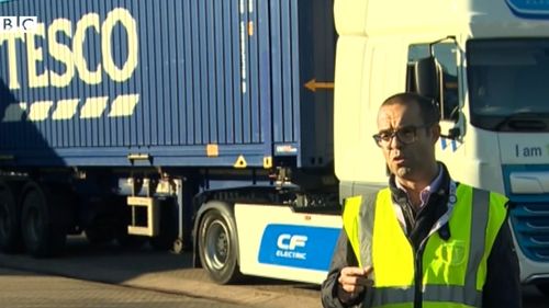 Tesco a început să folosească camioane de livrare alimentate de baterii electrice / Este primul supermarket din Marea Britanie care face încercarea de a-și reduce amprenta de carbon