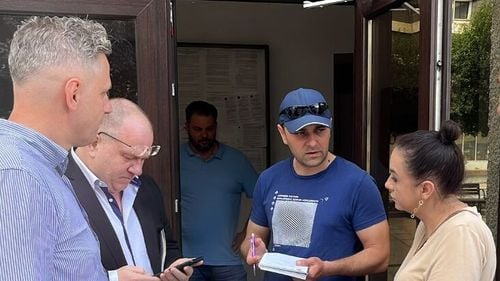 UPDATE Acuzații de filaj, ”poliție politică” și campanie electorală în pre-ziua votului: Un deputat USR și primarul Bacăului spun că membri ai ADU ar fi fost hărțuiți / Polițiștii anunță cercetări după ce legea privind campania ar fi fost încălcată