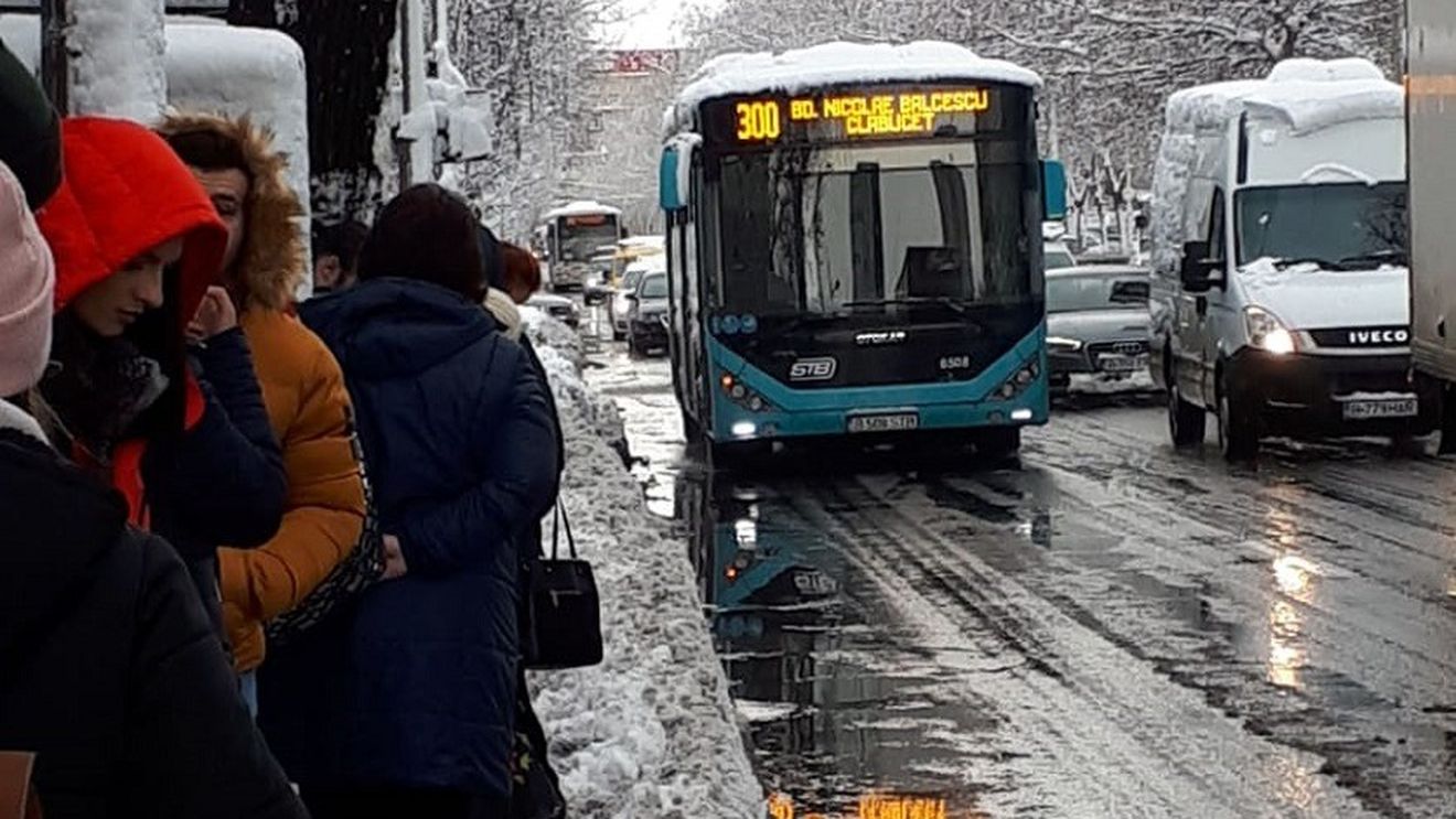 Ministerul Transporturilor a convocat Comandamentul de Iarnă: 1331 de utilaje au fost mobilizate, 33 de mii de tone de nisip și peste 100 de mii de tone de sare
