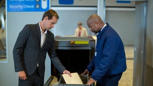 Ce aeroporturi din România au echipamente care ar permite ridicarea restricţiilor de securitate