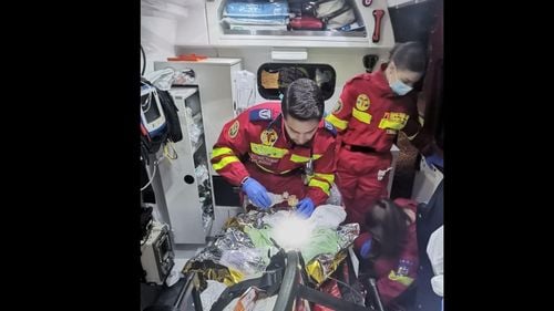 Mureş: Gemeni nou-născuţi în ambulanţă, intraţi în stop cardio-respirator, au fost salvaţi de trei echipaje SMURD