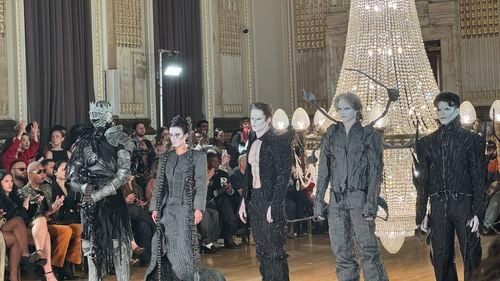 EXCLUSIV Armuri medievale și fantome couture: Jean Louie Castillo șochează cu o colecție mai aproape de recuzită decât de modă la London Fashion Week