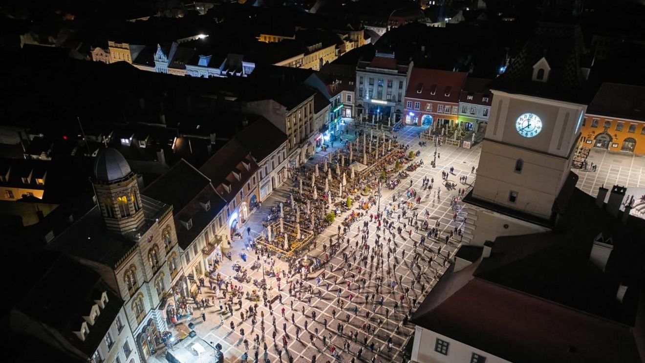 Imagini impresionante de la slujba de Înviere din centrul Brașovului: geometria credinței în Piața Sfatului