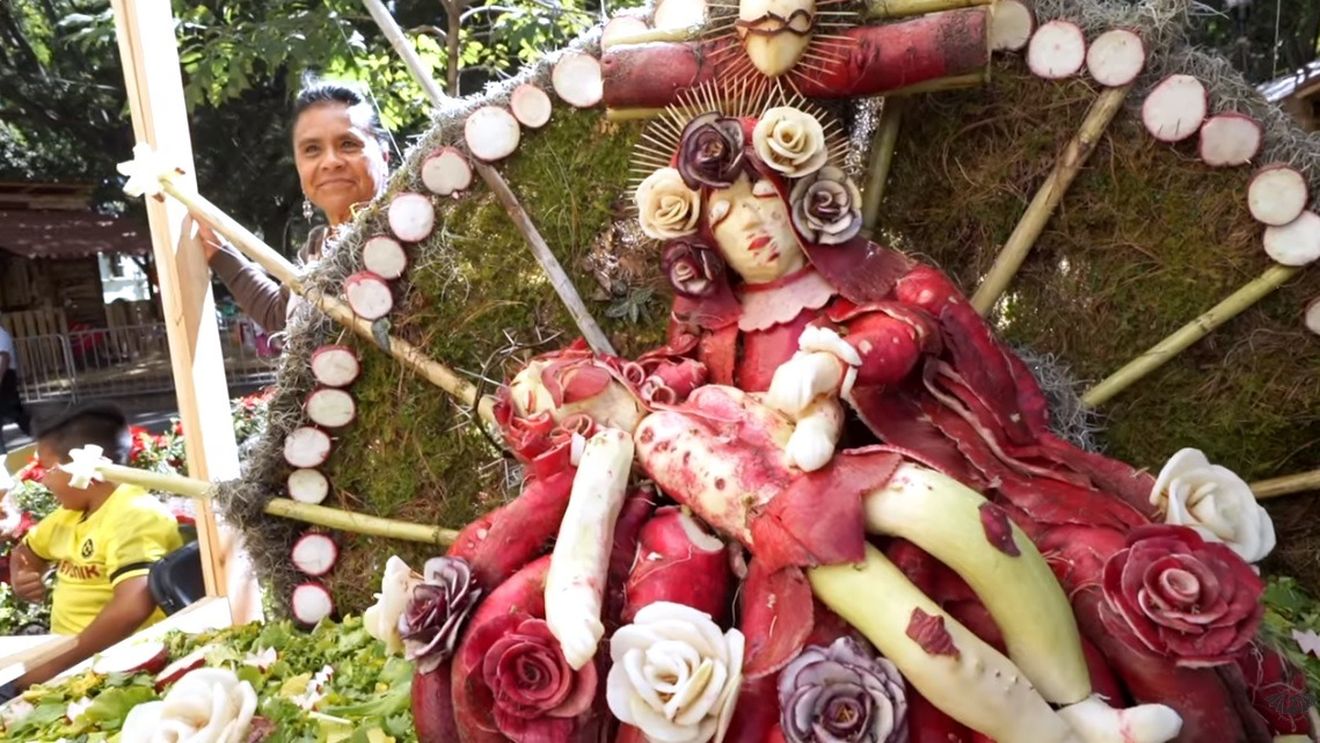 Cele mai stranii tradiții de sărbători: De la noaptea ridichilor în Mexic la mersul pe role până la biserică, în Venezuela/ Minciuna cu care KFC a devenit masa tradițională în Japonia