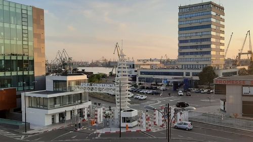 Autoritatea Navală Română a cumpărat într-o zi cinci telefoane iPhone, ultimele modele, în valoare de aproape 7.000 de euro