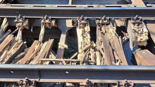 Un pod putrezit: cauza pentru care linia CFR Rupea – Racoșa fost închisă temporar / Un tren a deraiat aici, sâmbătă