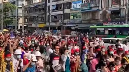 Crește amploarea protestelor din Myanmar, împotriva loviturii de stat: Zeci de mii de birmanezi au manifestat în numeroase orașe pentru susținerea liderului Aung San Suu Kyi, înlăturat de Armată