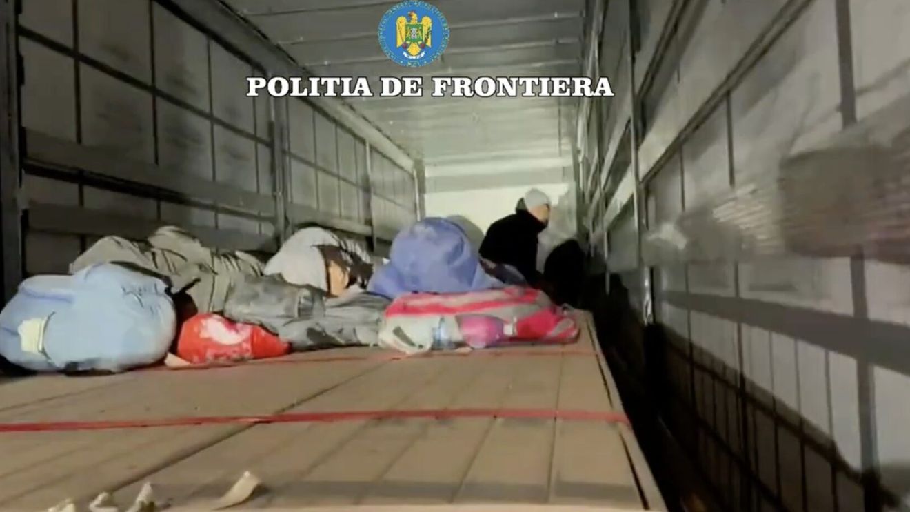 18 cetăţeni străini, depistaţi când încercau să treacă ilegal frontiera, ascunşi într-un TIR
