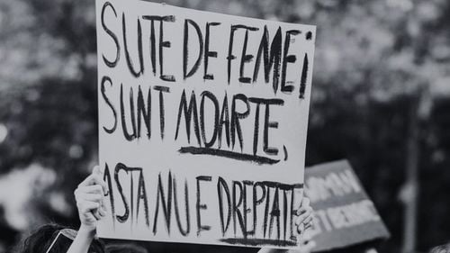 Protest organizat marți, în Piața Victoriei / Centrul Filia solicită Guvernului măsuri pentru protejarea femeilor, după cazul tinerei ucise în stradă: „Fiecare femeie ucisă este dovada unui sistem care a eșuat. Iar acest eșec este criminal”
