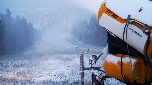 Sezonul de schi se apropie: tunurile de zăpadă au pornit pe Valea Prahovei și la Straja