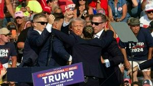 ”Lăsați-mă să-mi iau pantofii” - Donald Trump către agenții de securitate la câteva momente după ce a fost împușcat