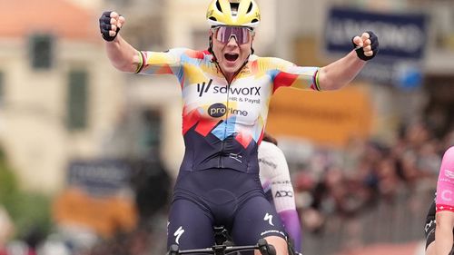 Lotte Kopecky se impune în Milano-San Remo, într-o cursă umbrită de un accident violent