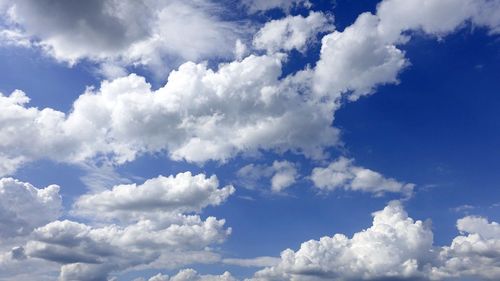 METEO: Vremea rămâne mult mai caldă decât în mod normal pentru această perioadă, în Bucureşti. Vor fi averse, posibil cu descărcări electrice