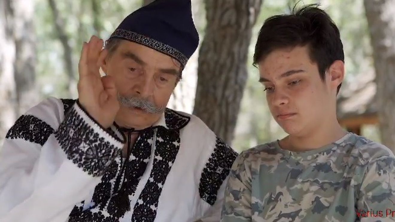 VIDEO Clip electoral promovat de PSD în care apar un copil și un țăran îmbrăcat în dac: cele două personaje cer alocații și pensii. Ideea, copiată din viralul lui Mircea Bravo, ”Așa a zis bunica”
