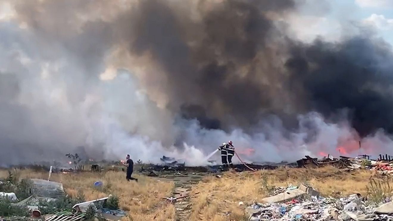 Sute de pomi fructiferi, locuinţe, anexe şi patru autoturisme, afectate de incendii de vegetaţie uscată în județul Argeș / Cele mai mari pagube s-au înregistrat în localitatea Lunca Corbului / Poliţia anunţă că face cercetări pentru stabilIrea cauzelor