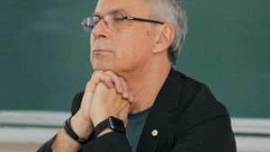 Academicianul Marius Andruh este noul preşedinte al Academiei Române