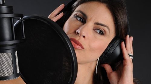 Actrița Ramona Bădescu trimite din Italia măști pentru medicii și voluntarii din București