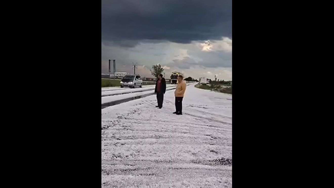 FOTO/ VIDEO Ploi torențiale și grindină sub cod galben valabil în România: inundații și culturi distruse în mai multe județe – situația detaliată