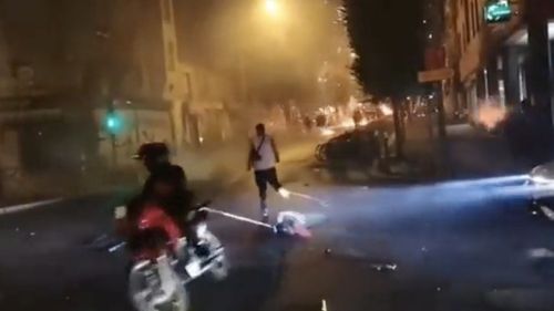 VIDEO Scene de-o violență extremă pe străzile Franței. Un individ pe motocicletă trage după el pe șosea o drujbă pornită