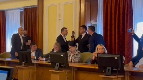 VIDEO Scandal în Parlament: Gabriel Zetea (PSD) și George Simion (AUR) s-au înfruntat în Camera Deputaților