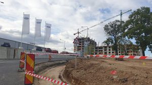 FOTO E demolat trotuarul de la Pasajul Ciurel pe care se urcau autobuzele STB ca să poată lua curba