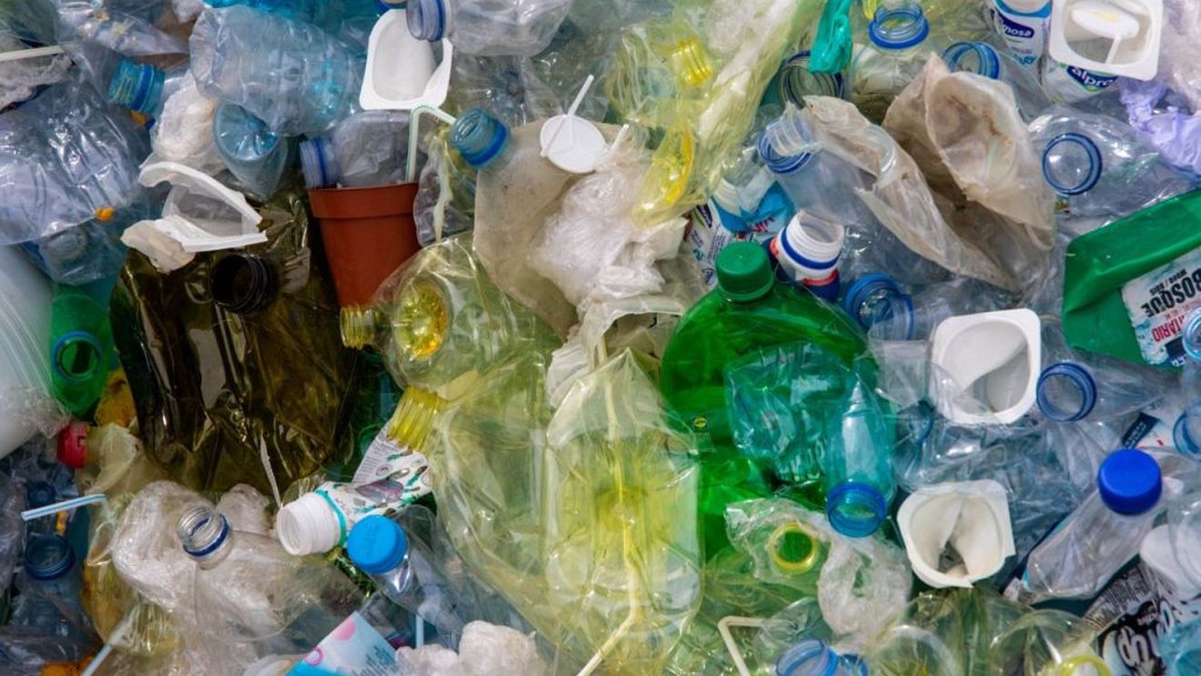 Studiu: Aproape jumătate dintre ambalajele de băuturi colectate separat în gospodăriile românilor sunt din plastic