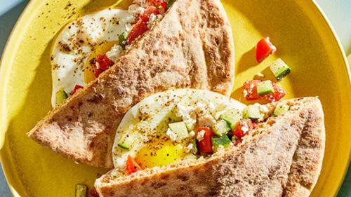 Pita cu ou, roșii și brânză feta / Un mic dejun potrivit și pentru diabetici, fiind sărac în carbohidrați