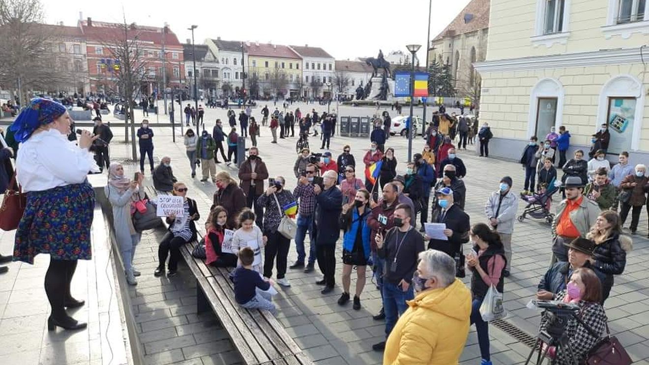 VIDEO Șoșoacă s-a mutat cu protestul la Cluj. Ea a fost acompaniată de fostul primar clujean PRM-ist, Gheorghe Funar