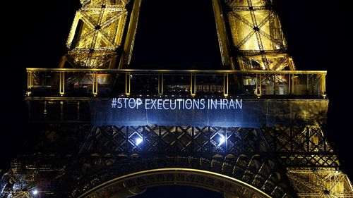 Mesaje luminoase în sprijinul femeilor care protestează în Iran și împotriva execuțiilor, afişate pe Turnul Eiffel