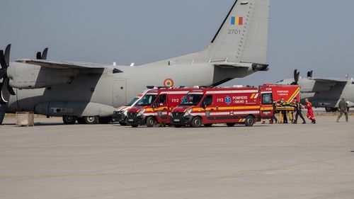 România transportă patru răniţi grav în incendiul dintr-un club de noapte din Macedonia de Nord în Lituania cu o aeronavă militară / Sunt tineri intubaţi şi ventilaţi mecanic / Arafat: La acest moment, locurile noastre sunt limitate, foarte limitate