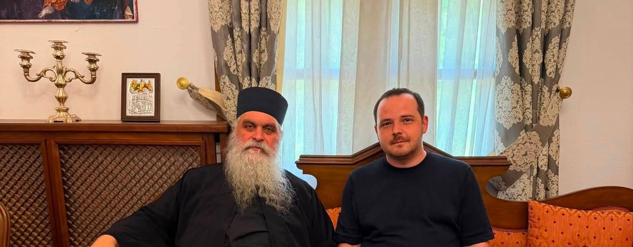Al doilea fost ministru PSD din Guvernul Bolojan care publică imagini de la Muntele Athos, în aceeași zi cu Bogdan Ivan. Rogobete: „Funcțiile trec, dar binele pe care îl faci oamenilor rămâne”