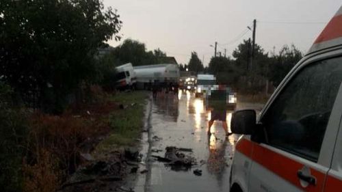 Două persoane au ajuns la spital în urma unui accident între o cisternă și un autoturism, în Giurgiu