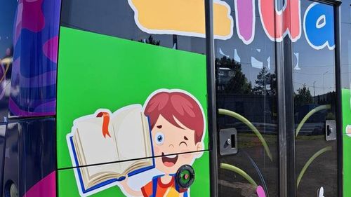 ”Autobuzul copiilor” va circula timp de 10 zile prin Brașov: muzică, baloane, dulciuri și petreceri / Transportul este gratuit  pentru copii și părinți