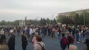 FOTO Manifestație pentru susținerea premierului Bolojan în Piața Victoriei, după ce PSD a decis să-i retragă sprijinul politic