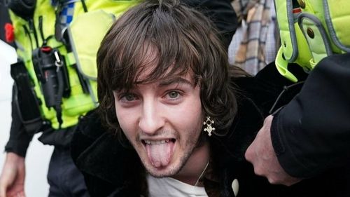 Marea Britanie: Tânărul care a aruncat cu ouă înspre regele Charles al III-lea nu mai are voie să transporte astfel de produse în public / În plus, nu se mai poate apropia la mai puțin de 500 de metri de rege