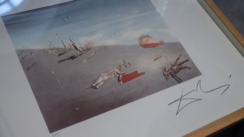 O lucrare semnată de Salvador Dalí va fi premiu la o tombolă, în Alba / Pot participa cei care vizitează o expoziție de artă organizată în Sala Unirii / Pot fi văzute lucrări de Picasso, Braque, Chagall și Kandinsky