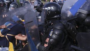 DOCUMENT Dosarul 10 August: Un protestatar gazat şi rănit la picior de o grenadă a jandarmilor cere în instanţă redeschiderea anchetei şi cu privire la decidenţii politici, Carmen Dan şi Liviu Dragnea, nu doar pentru şefii Jandarmeriei