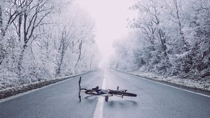 Tânăr de 18 ani din Hunedoara, salvat de medici după ce intrase în şoc hipotermic / A căzut de pe bicicletă și a rămas căzut pe marginea drumului